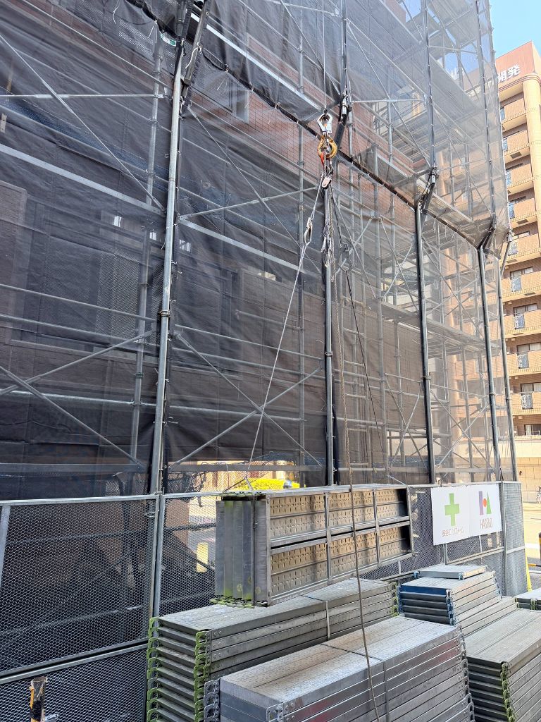 足場と吊り作業の全景