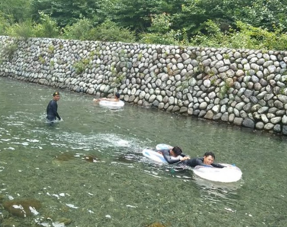 川遊びを楽しむスタッフたち