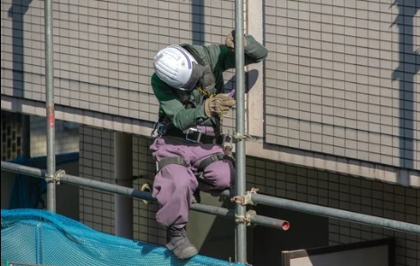足場資材を吊り下ろす現場